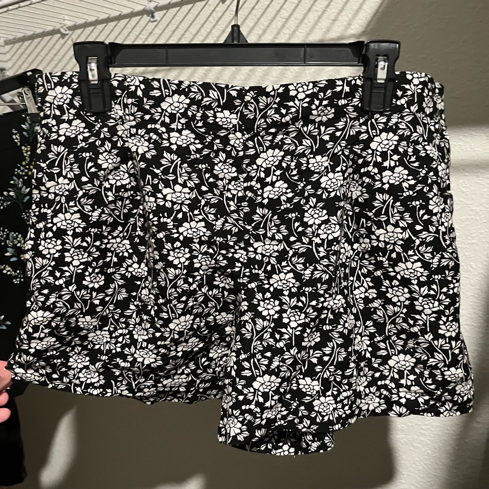 Loft, linen blend pull on shorts. Size Medium